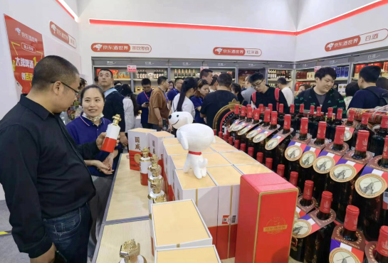 京東酒世界‘春糖001號(hào)店’成都糖酒會(huì)驚艷亮相，一體化新模式引領(lǐng)白酒零售新浪潮
